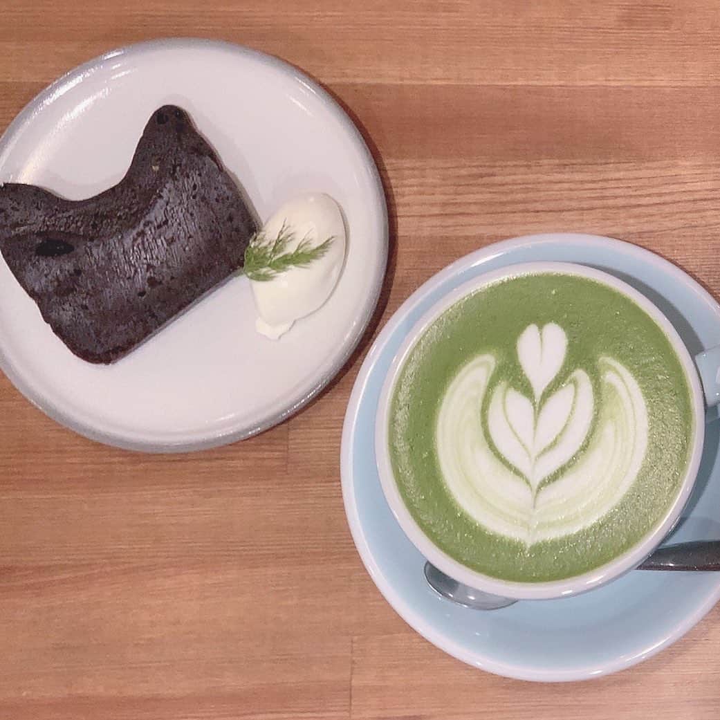 板野優花さんのインスタグラム写真 - (板野優花Instagram)「大阪・梅田にある『SANWA COFFEE WORKS』さん ルクア1100の中にあるからアクセスめっちゃ良き🙆‍♀️💓 @sanwacoffeeworks  ・ ルクアはよく行くけどこのカフェは 初めて立寄った🥰 私は抹茶ラテとブラウニー食べたんだけど 抹茶ラテは程よい甘さで ゆっくりお喋りが楽しむのにぴったりな たっぷりサイズで嬉しかったー🍵💕 ・ ブラウニーもずっしりしっとりの 私が大好きなブラウニーだったの🍫✨ ・ #sanwacoffeeworks #ルクア1100  #大阪カフェ #大阪グルメ  #梅田カフェ #梅田グルメ #関西カフェ巡り #北区カフェ #カフェ巡り好きな人と繋がりたい  #関西グルメ #おいしいもの好きな人と繋がりたい #カフェ活 #おすすめカフェ #食欲の秋 #カフェ女子 #ラテアート #抹茶ラテ #ブラウニー #ゆーろの美味しいメモ」12月25日 23時13分 - yuka_itano