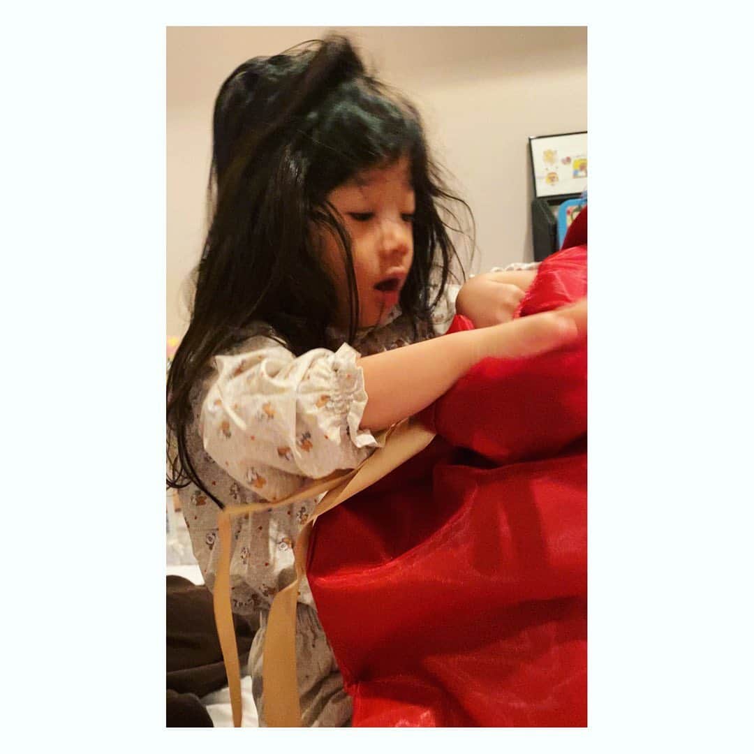 廣瀬規子のインスタグラム：「Merry Christmas 🎄🎁🎅✨ ・ 良い子にしていたので、 我が家のお嬢にもサンタさんが プレゼントを置いていってくれました🎁 ・ @kinokuniya_super のクリスマスケーキが、甘さ控えめでとっても美味しかったのが、今年のクリスマスの嬉しい発見でした💕 ・ 私はお嬢が作ったトナカイの👑をかぶって、、🙈🙏😅 ・ ・ サンタの皆さま、お疲れ様でした✨✨✨ ・ ・ #４歳のクリスマス #４歳 #女の子 #merrychristmas」