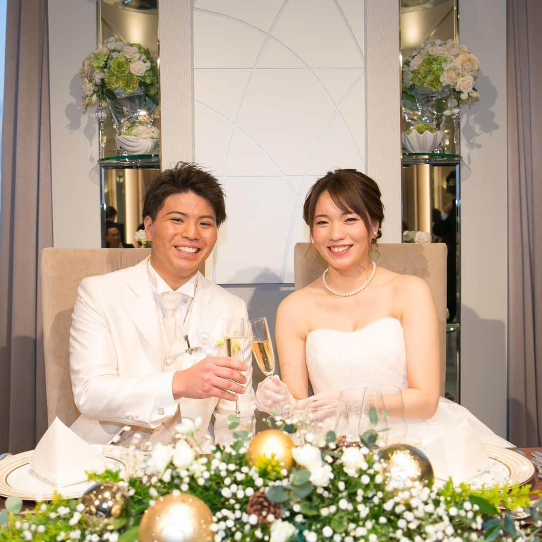 楽婚【公式】Instagramさんのインスタグラム写真 - (楽婚【公式】InstagramInstagram)「♡クリスマスWEDDING  大きなクリスマスツリーの前で 微笑む幸せなおふたり＊。+ 季節を感じられる装飾やドレスのコーディネートが とっても参考になります♡  ♥先輩カップル：Ryota & Mayuko 会場：#グランドニッコー東京 台場  @rakukon をフォローして 『#楽婚』をつけて、 お写真の投稿大歓迎♡ 公式IGでリグラムされるかも！？  Webでご予約はTOPのURLより♡ ⇒@rakukon . #楽婚 #rakukon #ベストアニバーサリー #ベストブライダル #wedding #ウェディング #フォトウェディング #プレ花嫁 #卒花 #日本中のプレ花嫁さんと繋がりたい #2020年冬婚 #2021年春婚 #2021年夏婚 #式場探し#ナチュラルウェディング  #オリジナルウェディング #結婚式準備 #結婚式場#weddingdress #ウェディングドレス  #カラードレス  #クリスマスウェディング  #会場装飾#クリスマス  #披露宴演出  #前撮り#ウェルカムスペース #記念日 #イベント」12月25日 23時13分 - rakukon