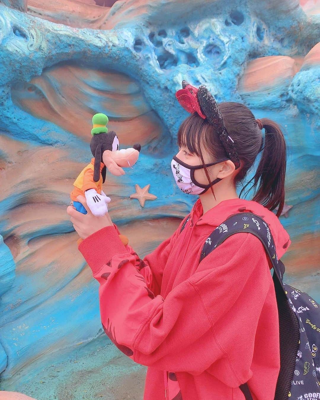 のインスタグラム：「Merry Christmas🎄🎁﻿ ﻿ 過去のディズニー写真を一気に載せちゃうよ❤﻿ ﻿ なんとグーフィーに…﻿ 1年弱ぶりに会えたんですぅううううう😭😭💓💓﻿ ﻿ 見つけた時、泣いてしまった…😭﻿ (今度動画のせる🥺)﻿ ﻿ そしてジャック・スパロウ様にも会えた奇跡……💓💓﻿ ﻿ それにしてもぬいぐるみグーフィーとイチャイチャしすぎでしょこの人。﻿ ﻿ でも、しゅきだからゆるちて💋﻿ ﻿ クリスマスのカチューシャかわいいよね🍭﻿ ﻿ GETしてよかった🥰﻿ ﻿ #tokyodisneyresort﻿ #tokyodisneyland﻿ #tokyodisneysea﻿ #disney﻿ #christmas﻿ #東京ディズニーリゾート﻿ #東京ディズニーランド﻿ #東京ディズニーシー﻿ #ディズニー﻿ #クリスマス」