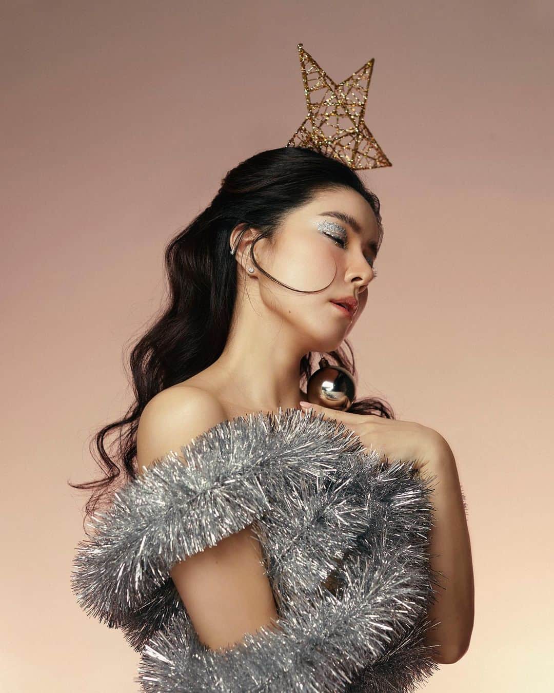 GYEON SEOのインスタグラム：「_* who you came from the star 🌟🎄 . . MU @minddmakeup  HAIR @komkiss_hairstylist  PHOTOGRAPHER @kkentia」
