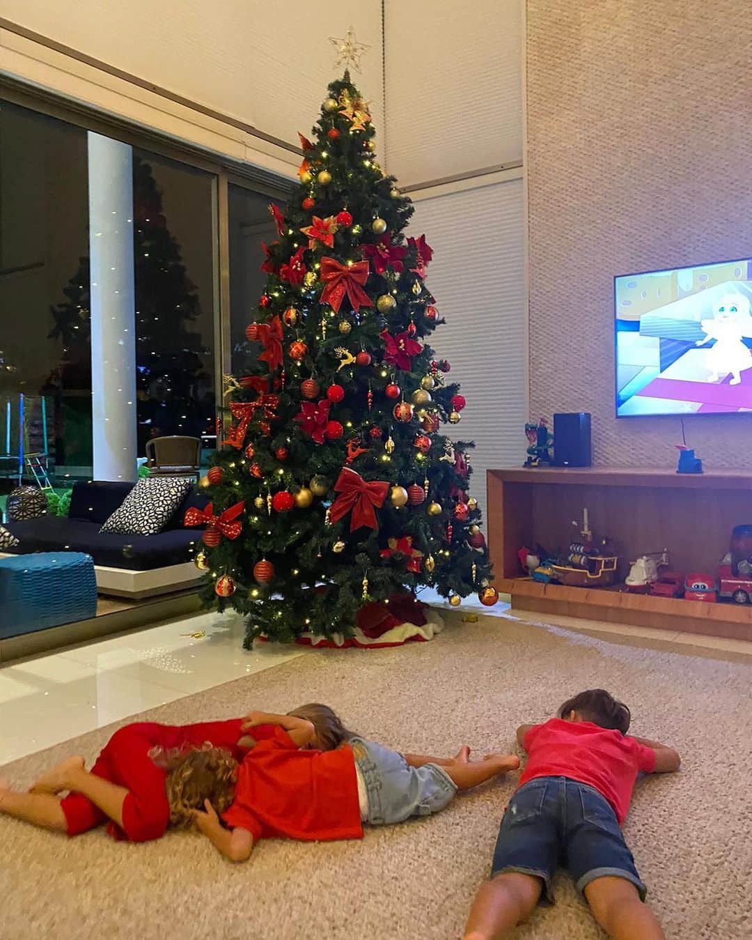 フィリペ・ルイスのインスタグラム：「Tentamos ver o Papai Noel, mas não conseguimos. Meus pequenos querem saber, vocês conseguiram ver o Papai Noel?」