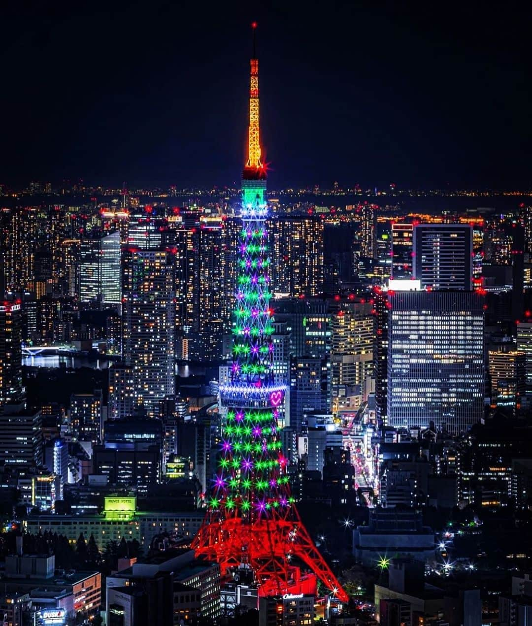 井出レイコのインスタグラム：「.  TＯKYＯ　TＯWER  Christmas Ver. . キラキラ✨ すっごく綺麗🗼✨💜💛💙💗💚💜💛 . 東京タワーには たった一度しか登ったことがない。 特別な思い出がある。 . #merrychristmas #tokyo 💘💘💘 .」