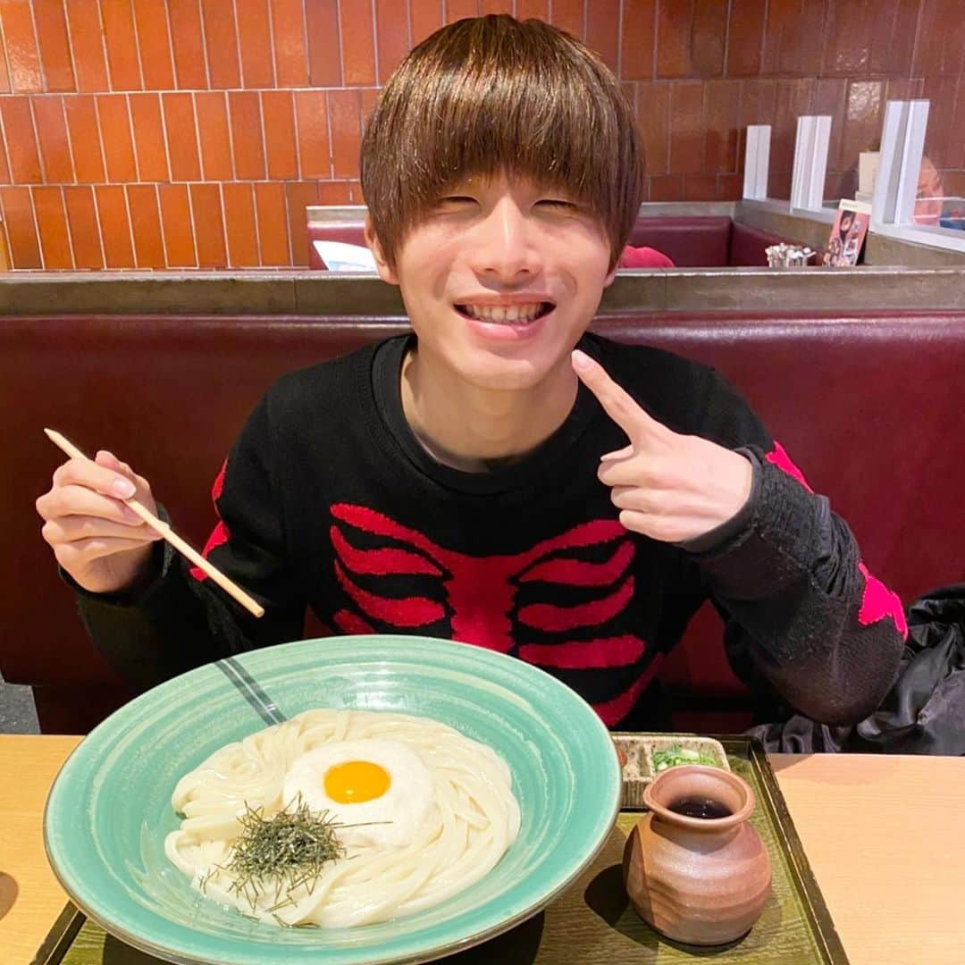 川端誠生のインスタグラム：「皆んなメリークリスマス🎅 とても楽しい1日だったよ😊 イベントも出来てよかった🎉 #メリークリスマス #クリスマス #プレゼント #冬 #夜ご飯 #イルミネーション #東京 #六本木グルメ」
