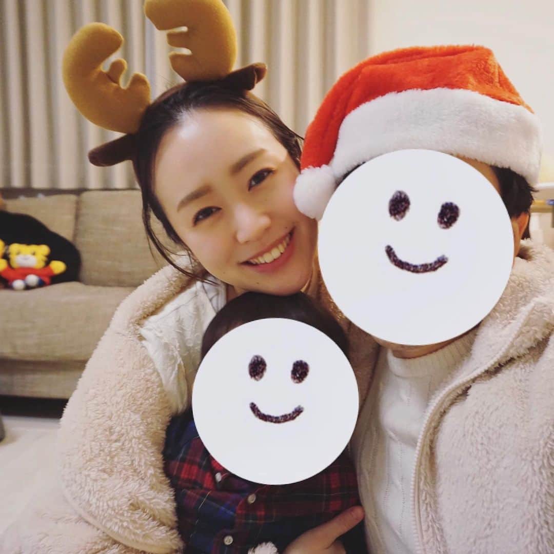 のインスタグラム：「Merry Christmas🌲﻿ 2020年のクリスマスは安心なホームパーティー。﻿ こんなまったりクリスマスもいいね。﻿ ﻿ 出かけられなくても元気に笑顔で過ごせるのが1番幸せ！﻿ ﻿ ﻿ ﻿ #お家クリスマス#おうちクリスマス#クリスマスイブ#クリスマス#男の子ママ#男の子ベビー#新米ママ#ワンオペ育児#子育て#育児#1歳#1歳8ヶ月#ホームパーティー#クリスマスパーティー」