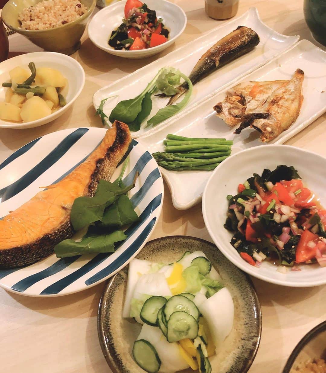 LOVEのインスタグラム：「干物3種、食べ比べの贅沢🌲🤶🎊 イワシ明太子、ぶりんぶりんのシャケ、のどぐろ！🐟海辺育ちの母もヒィヒィ喜んでいたので、よしやりきったぞクリスマス2020！と、思っていましたら。  最後の最後に母が置いて行ったカード。 やだ、何、お礼？なんて開けてみましたら。  「2016年の誕生日に書いて渡しそびれてたヤツが！」というメモつきの、4年前の誕生祝いメモと「多分これをあげたかったんだと思うのよね」と2005年のアトムのカードが入ってました。  なんなんだあの人...！ 自由自在に時間を行き来。 2020年というまあまあな意味を孕んだ数字をおもいっきり無力化キメていったよ...！  ありがとうございました😂😂😂」