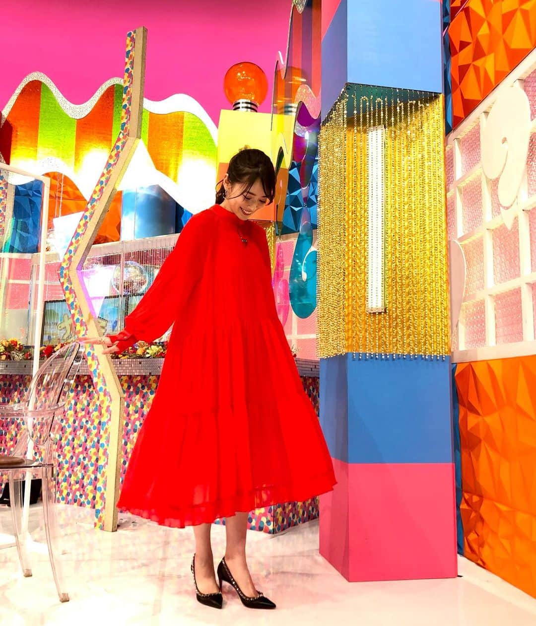 泉里香さんのインスタグラム写真 - (泉里香Instagram)「Merry Christmas🎄🎁  #ナゼそこ の衣装は、 クリスマス×ゲキカラドウ🌶で 真っ赤なワンピースでした。  みなさまクリスマスはどうでしたか？🎅楽しいクリスマスでありますように🌟  one-piece @doublestandard_official  shoes @louboutinworld  accessory @be.u_jp  #ゲキカラドウ」12月25日 23時23分 - rika_izumi_