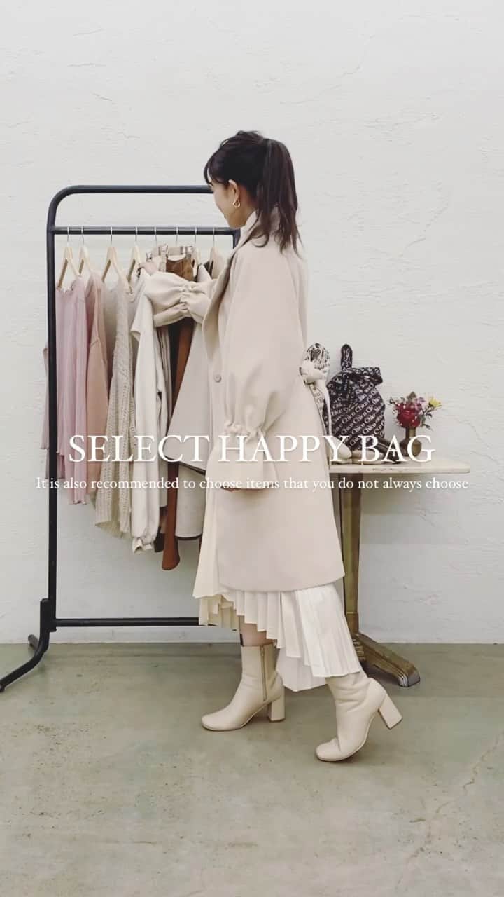 吉田佳菜のインスタグラム：「ㅤㅤㅤㅤㅤㅤㅤㅤㅤㅤㅤㅤㅤ ㅤㅤㅤㅤㅤㅤㅤㅤㅤㅤㅤㅤㅤ 〜SELECT HAPPY BAG〜 今年も店頭で大人気のようで嬉しいです！ 店舗によっては完売アイテムもあるかもしれませんが まだまだたくさんの種類からお選びいただけそうなので 今週末是非お買い物を楽しんでいただければと思います！♪ 今年1年頑張ったご褒美にするのもいいかと…♡ ㅤㅤㅤㅤㅤㅤㅤㅤㅤㅤㅤㅤㅤ おすすめアイテムたくさんありますが 私のイチオシはパイピングコートと マルチウェイルーズスウェットかなぁ〜☺️ 最初に着てる甘めのワントーンコーデは 大人可愛く着たい方におすすめの組み合わせです😘 ㅤㅤㅤㅤㅤㅤㅤㅤㅤㅤㅤㅤㅤ ㅤㅤㅤㅤㅤㅤㅤㅤㅤㅤㅤㅤㅤ #SELECTHAPPYBAG #whoswhochico #salonbychico #kana_chicode #ちわcode」