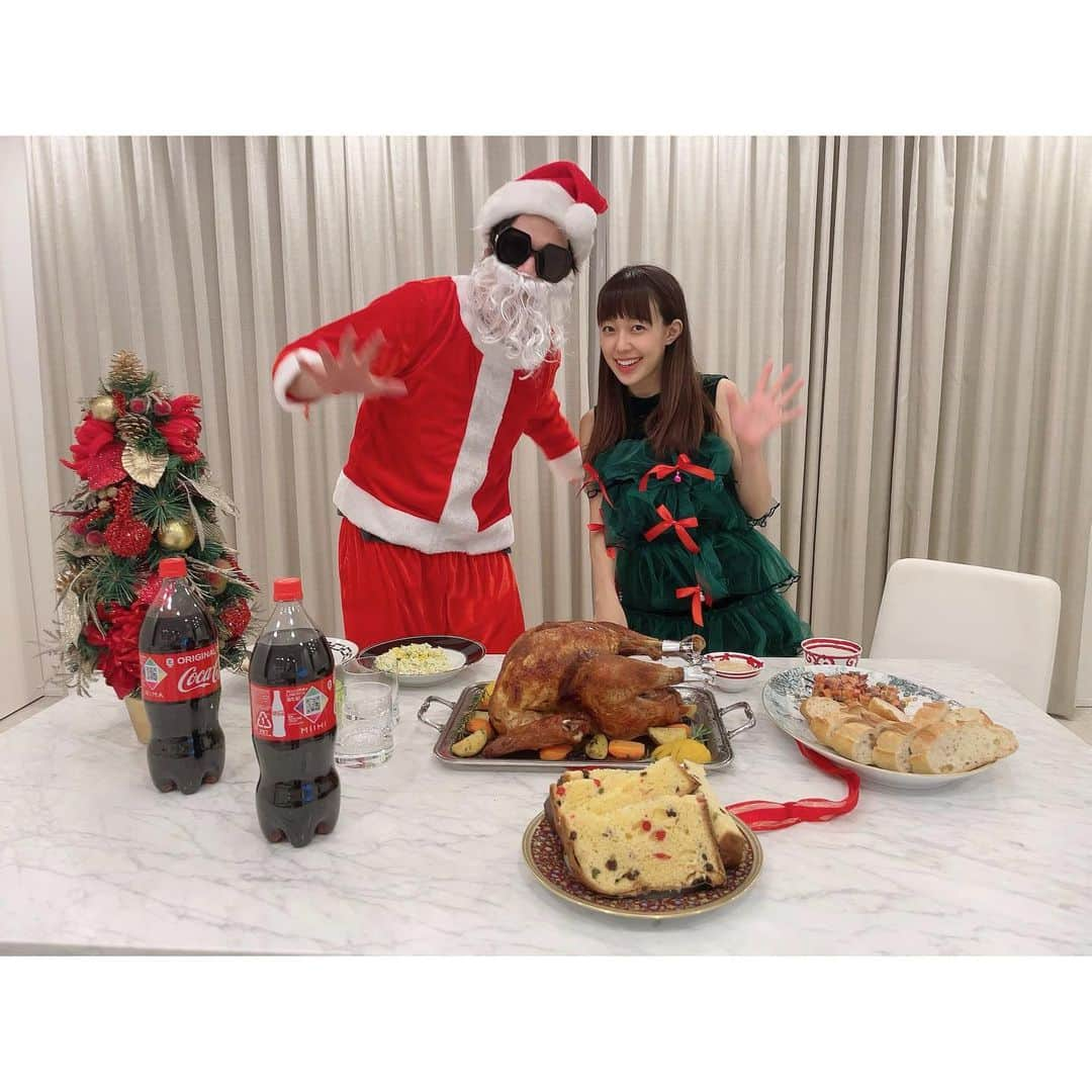 川崎希さんのインスタグラム写真 - (川崎希Instagram)「Christmas dinner at home🤍  お家でターキーやパネトンを食べたよん😊  おじいちゃんサンタさんからのプレゼントに笑顔なおちびーぬと  ごはん中はずっと寝てたsister💓💓💓  #christmasdinner  #なんかアレクはサンタじゃなくて亀仙人に見える笑」12月25日 23時26分 - kawasakinozomi