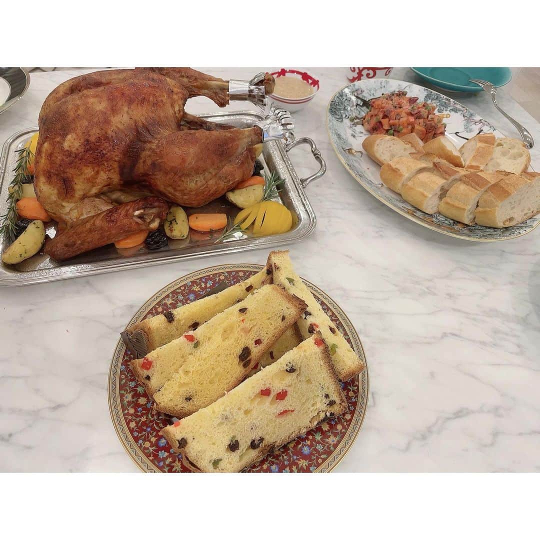 川崎希さんのインスタグラム写真 - (川崎希Instagram)「Christmas dinner at home🤍  お家でターキーやパネトンを食べたよん😊  おじいちゃんサンタさんからのプレゼントに笑顔なおちびーぬと  ごはん中はずっと寝てたsister💓💓💓  #christmasdinner  #なんかアレクはサンタじゃなくて亀仙人に見える笑」12月25日 23時26分 - kawasakinozomi