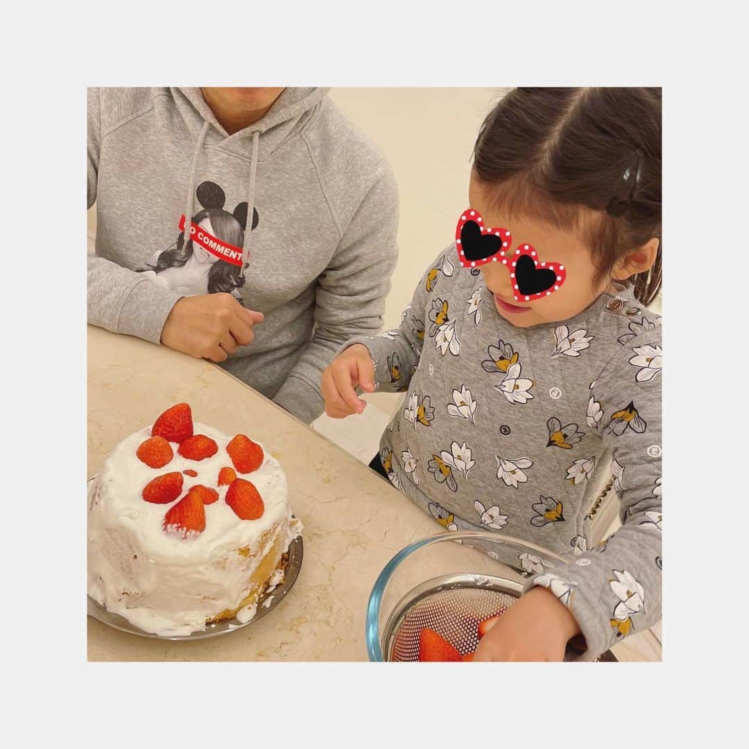 安めぐみさんのインスタグラム写真 - (安めぐみInstagram)「イブの日は、 娘が主人と一緒に、ケーキのデコレーションを頑張っていました🎂 ケーキ、とても美味しかったです☺️  #クリスマス #ケーキ #今日もお疲れ様でした✨  #おやすみなさい」12月25日 23時27分 - yasu_megumi_official