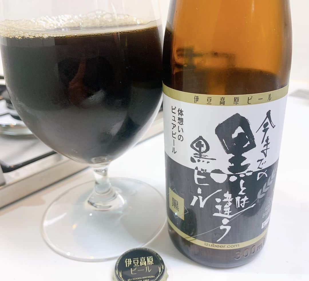 北川尚弥のインスタグラム：「メリクリかんぱーい🍺 今日は伊豆高原ビールの黒。 今までの黒とは違う黒ビール。コクが凄い。 最近は黒ビール多めですね。 クリスマスなので、今日くらいは美味しいもの食べ過ぎても良いよね？って自分にご褒美を沢山あげたのですが、今日くらいは良いよね？って言うのをもう7日くらい連続でやってる。明日からはちゃんとします。とか言っといて、たぶん1月3日くらいまでは自分に甘そう。笑  #頑張った自分にご褒美ール #伊豆高原ビール」