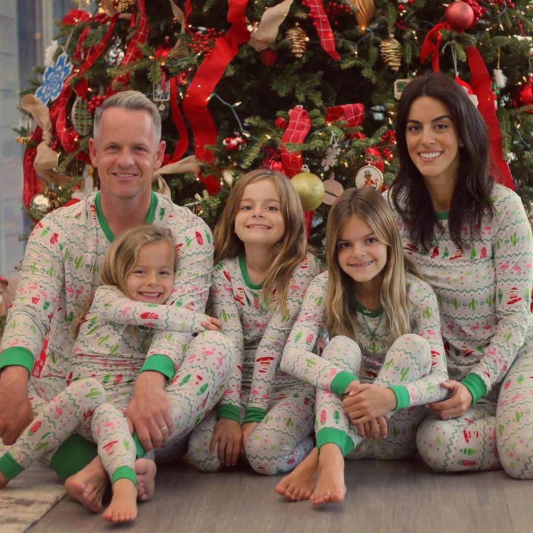 ルーク・ドナルドのインスタグラム：「Merry Christmas from the Donalds 🌲 #Christmaspjs #family」