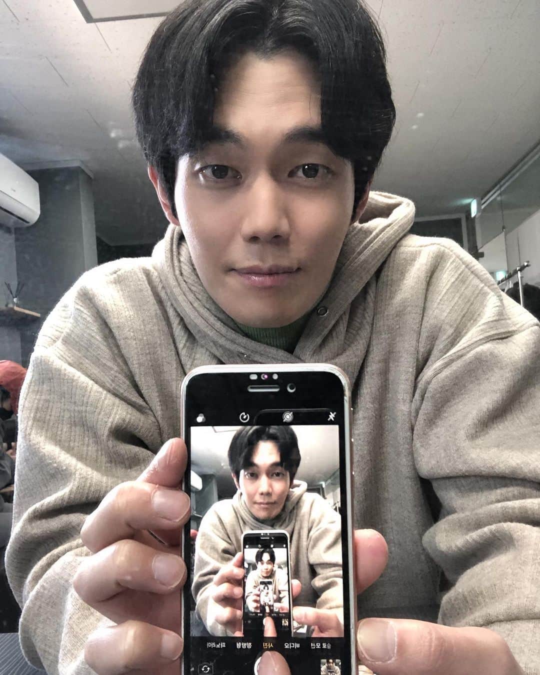 リュ・ギョンスのインスタグラム：「분장실에서 사진을 찍어봤다2」