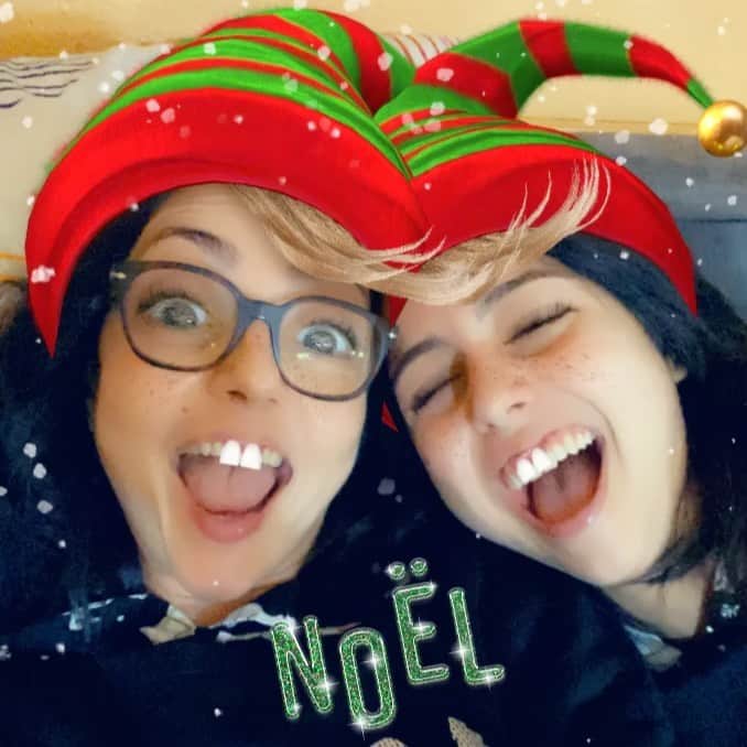 のインスタグラム：「2 Buon Natale amici ! Quando il mondo fuori  è diverso ma tu dentro non cambi mai... 😂😂😂😂😂😂😂😂 #buonnatale #merrychristmas @jolandarenga」