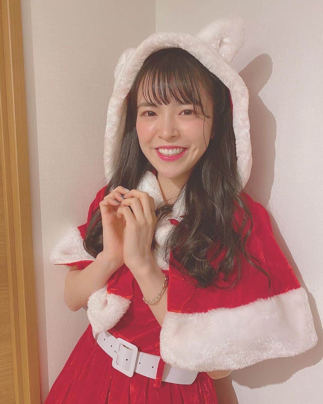 松崎博香のインスタグラム：「. ハッピーメリークリスマス🎅🏻🤍 スペル間違ってるよって 昨日2人ほどに言われた。笑 明日は静岡にてラジオ生放送だよ✌🏻 みんなリアタイしてね〜✌🏻 #merrychristmas」