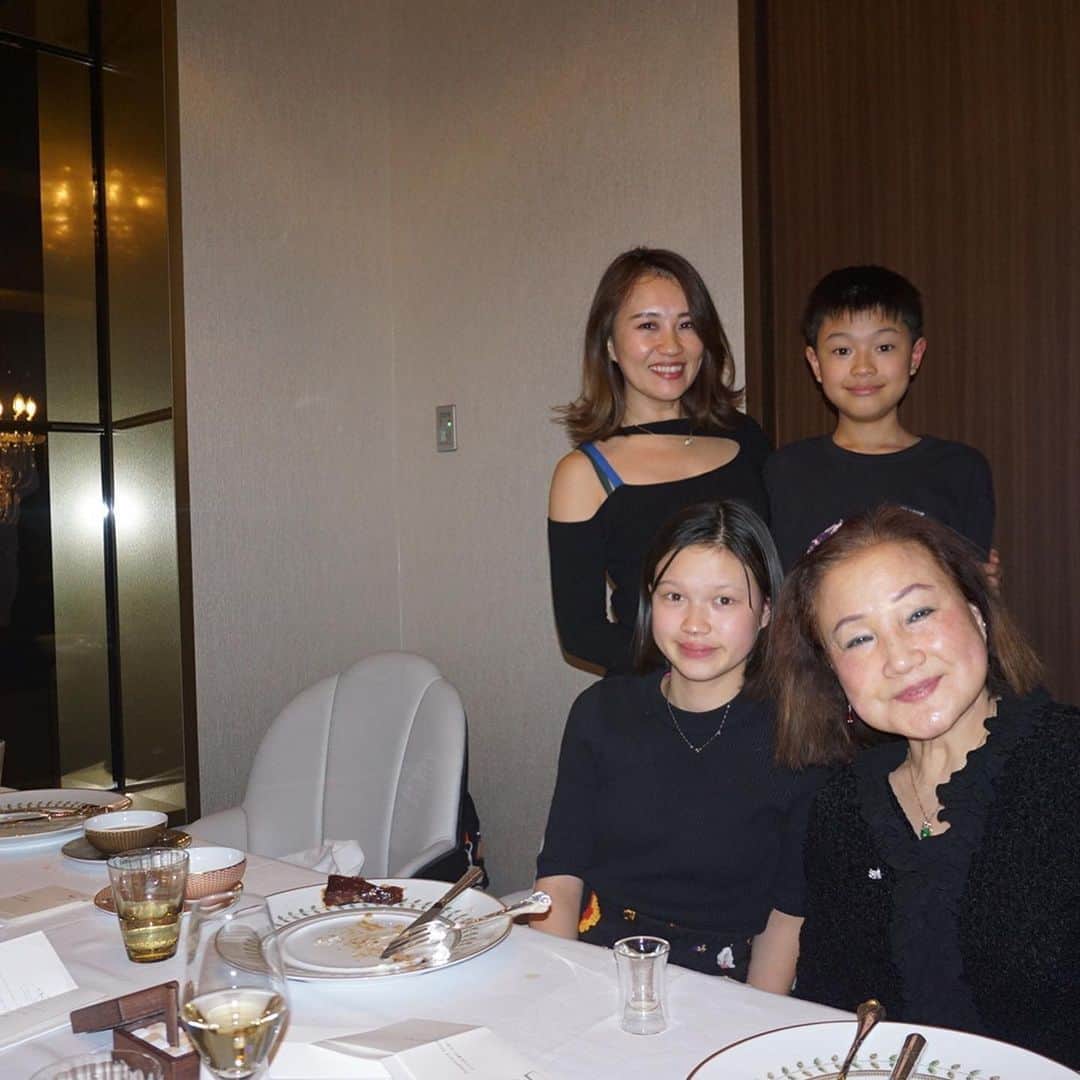 増山敬子のインスタグラム：「今年は家族でdinnerを😋 子供達は、1品1品でてくるお食事を、 どう食べるのか？ 悩んでましたが、これもいい経験💗 そんな姿が可愛かったなぁ。 そして個室だったから、なお嬉しい♡ * 年末はご近所からほぼ出ないのと 夜もほっとんどでないので、 良い時間を過ごせました♡ ありがとうー💗」