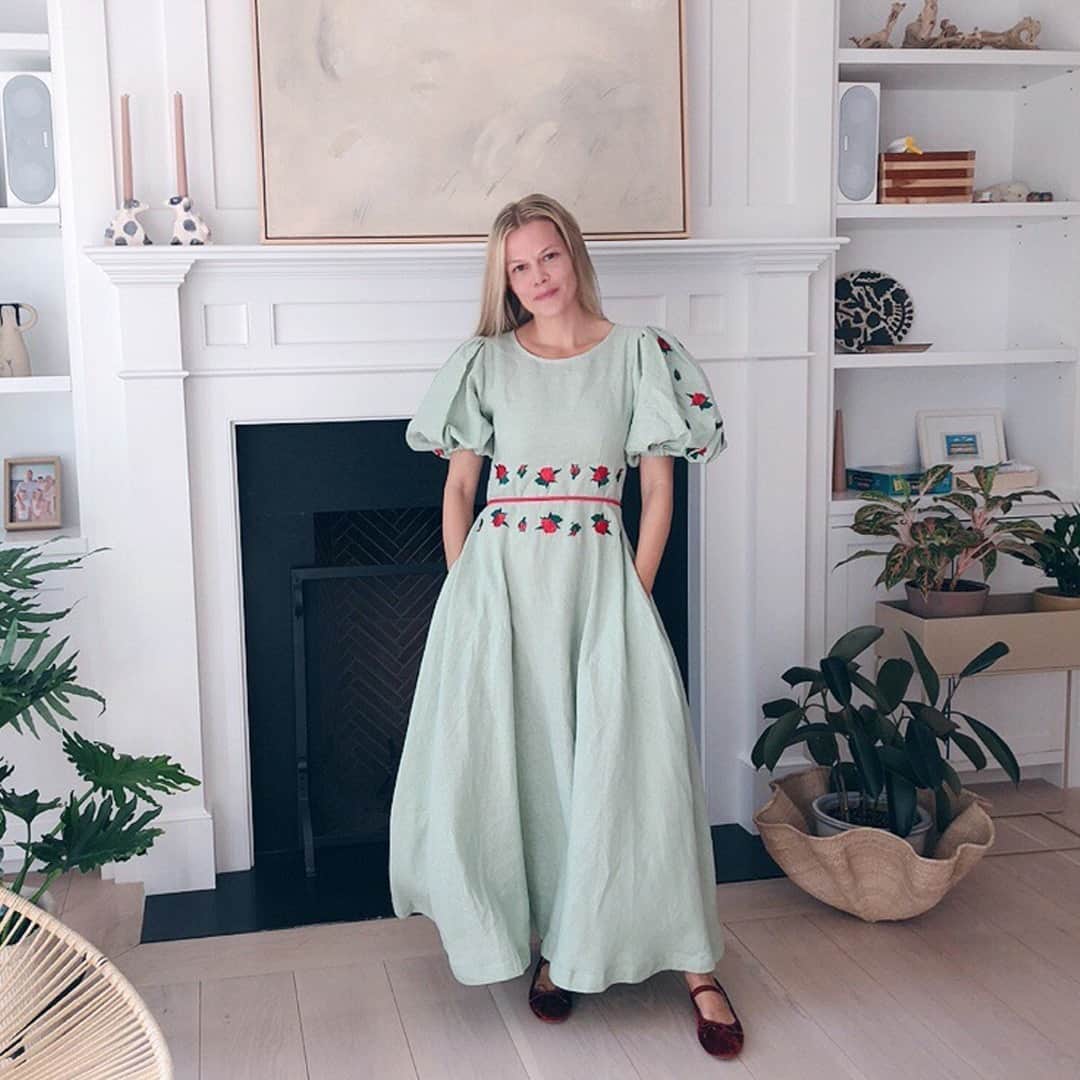 レフラーランドールのインスタグラム：「Our holidays may look different this year, but we’re still putting on a pretty dress (this one is made by @fanmmon) and special shoes to celebrate the close of a memorable year 💕」