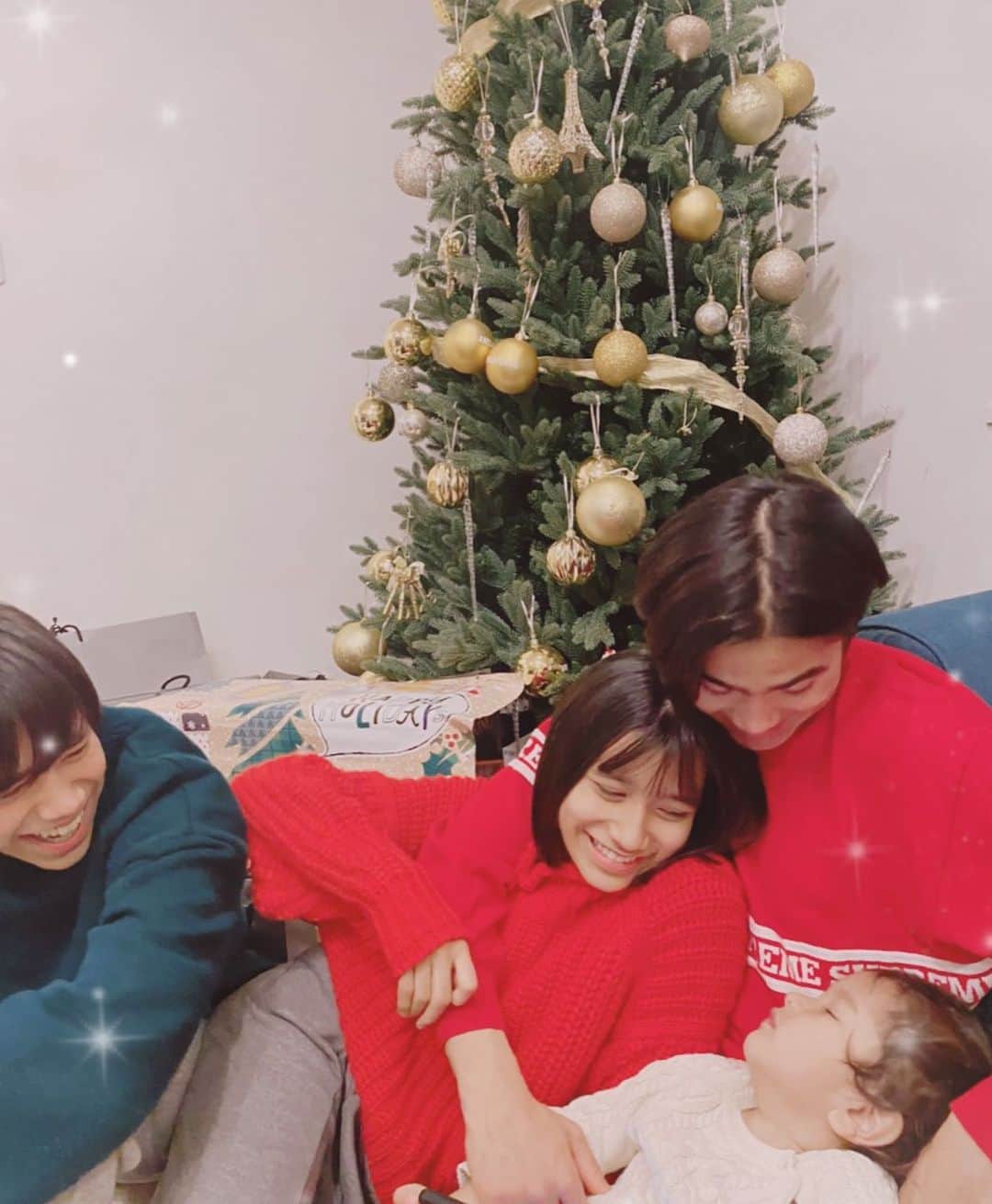 MALIAさんのインスタグラム写真 - (MALIAInstagram)「#MALIAfam♥️ 2020 Christmas night🌟🎄✨  家族で過ごす"当たり前の時間"が﻿ こんなにも幸せに満ちてるなんて♥️﻿ ﻿ 今年はいつも以上に感謝の年で﻿ それはChristmasの夜もそうだった🎄✨﻿ ﻿ #サンタさん #ありがとう﻿ #大切な大切な家族 #感謝の時間⏰﻿ #寝たふりポコちゃんにもサンタきたよ🎅🏽﻿」12月25日 23時32分 - maliarehman