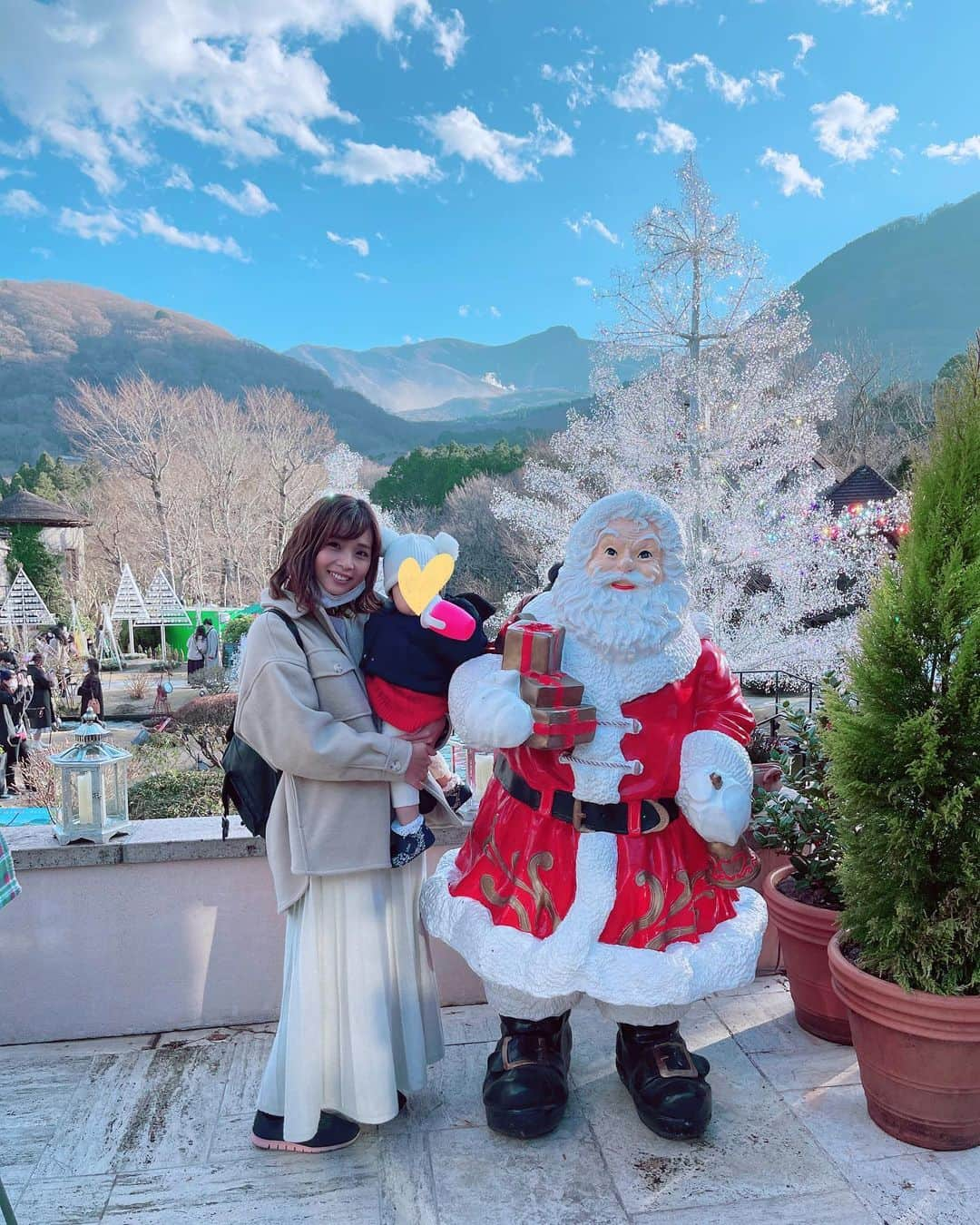 加藤雅美さんのインスタグラム写真 - (加藤雅美Instagram)「. メリークリスマス🎄🎅🎁 イヴとクリスマスは 気を付けながら家族で近場の 箱根へ温泉旅行にきました♨️✨ . #箱根ガラスの森美術館 とても綺麗でした🥺💎 . 主人に感謝です🙏❤️ . インスタで皆さんのクリスマスの過ごし方や ご飯やおうちの飾り付けやプレゼントや サンタさん業務🎁などを見てて とてもほっこりしました🥰 . 娘は来年からもっとサンタさんが 分かるようになると思うので、 どうしようかな💕と今から楽しみです🤗✨ . 年末は慌ただしいですが、 温泉にのんびりと入れて心身ともに 癒されました☺️🍀✨✨ . #クリスマス #箱根 #温泉旅行 #クリスマス旅行 #家族旅行 #子連れ旅行 #強羅 #サンタさん #メリークリスマス #🎄 #1歳 #14ヶ月 #令和元年ベビー #10月生まれ #女の子ママ #instagood #love #happy #smile #trip #japan #babygirl #japanesegirl #me #merrychristmas #christmas #followme #加藤雅美」12月25日 23時38分 - mamikato97