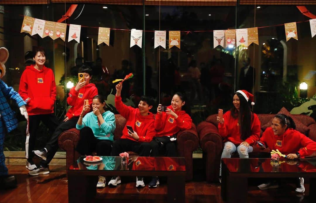 リリー・チャンさんのインスタグラム写真 - (リリー・チャンInstagram)「Merry Christmas with the table tennis fam 🎄🎁🎅🥰 #ChineseSuperLeague #ittfworldprofessionals #teamkoala」12月25日 23時33分 - lilyyz