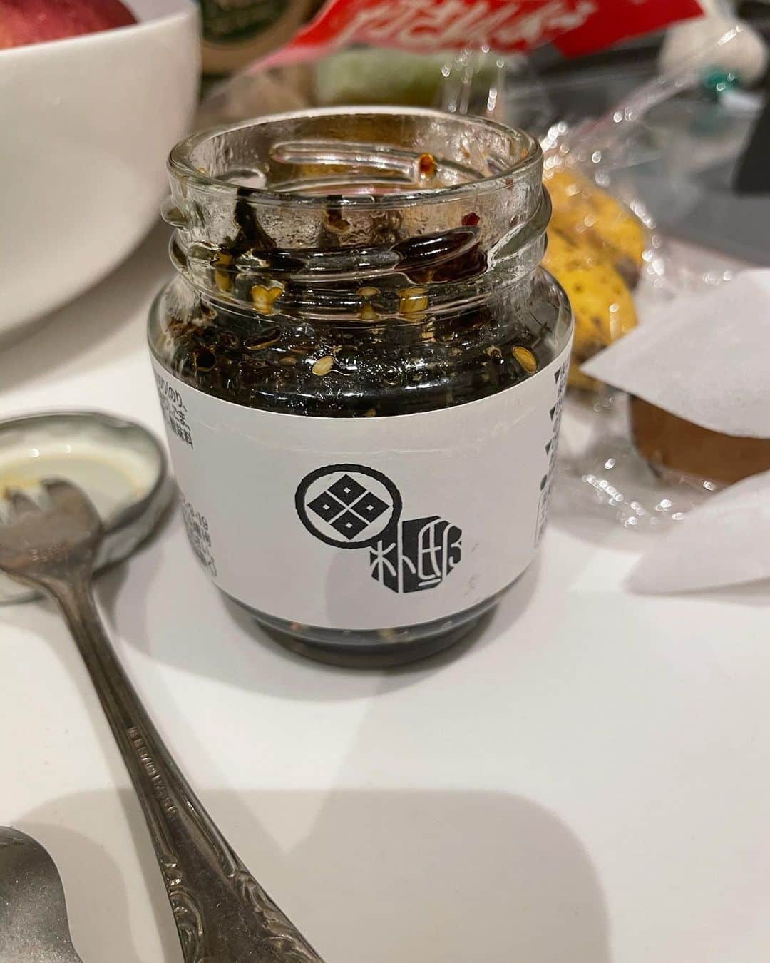しみけんのインスタグラム：「この海苔の佃煮が最強に美味しいんです！🥰﻿ ﻿ ミシュランの韓国料理店「韓国食堂 入ル坂上ル」で出会ったんだけど﻿ ﻿ もー、お土産とかで持っていったら「この人は美味しいものを知っている人」カテゴリーよ！笑😂﻿ ﻿ お土産に困ったらこの「朴邸」の海苔の佃煮よね。それほどに美味しい！﻿ ﻿ #しみシュラン #手土産 #朴邸 #韓国食堂入ル坂上ル﻿」