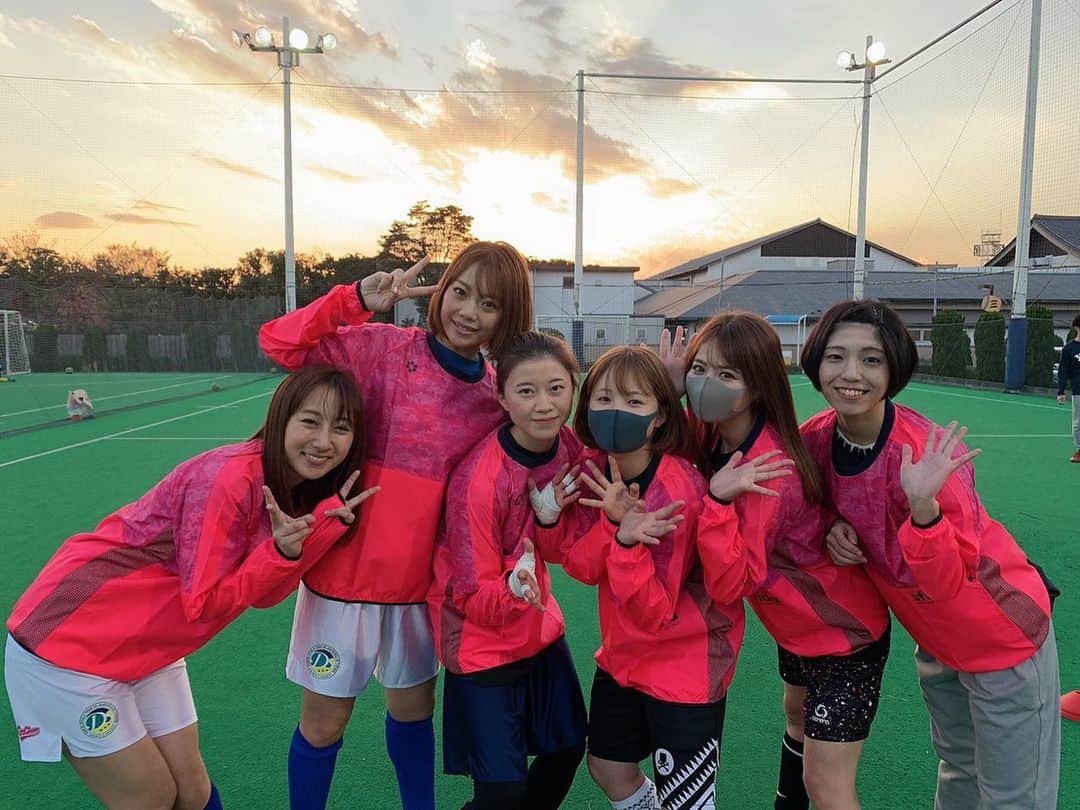 足立華のインスタグラム：「#グラチアFC  年内最後の練習でした⚽️  運動神経良くない方だけど 皆さんが優しくいつも教えてくれる＋熱いみなさんに刺激もらって ます！まだはじめたばっかりだけどすっごく楽しい✨ 来年もがんばります！！  そして#テックバレー　を初めてやりました❤️最近ハイキューみてたからバレー😍😍ってテンションあがた😂😂笑笑  テックボールってのもあるらしいけどバレーは初心者でも楽しくできた！また絶対やりたい😍😍😍😍  そんなクリスマスの一日でした！  #フットサル#テックバレー#⚽️#グラチア#gravureidol#gravure#スポーツ女子#スポーツウェア  #フットサル女子#🏐」