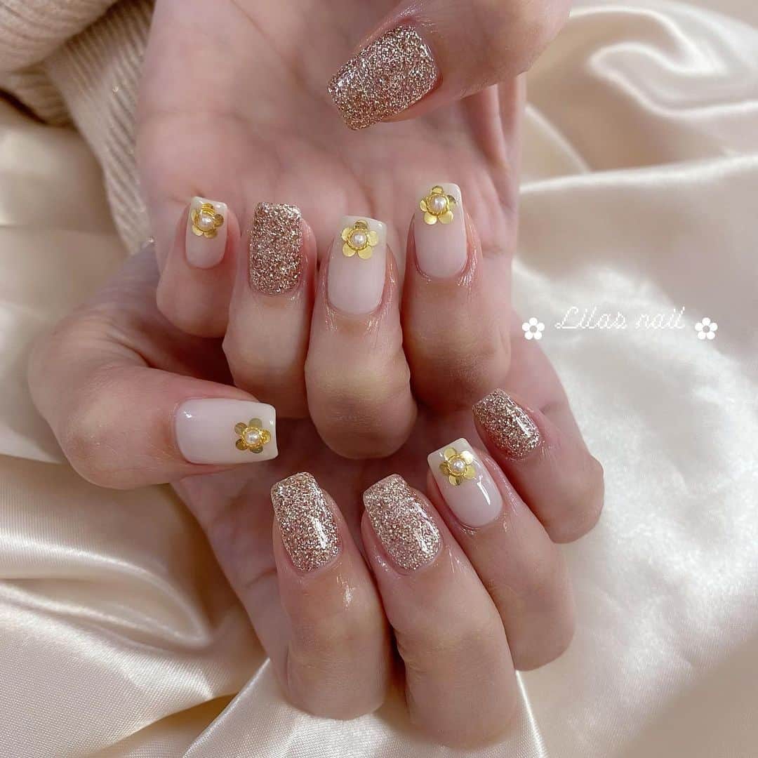 のインスタグラム：「* 可愛かった〜🌼 今年もありがとね🤍‼︎ #girlynail #ガーリーネイル #ミラーネイル #glitternail #젤네일 #젤네일아트 #젤네일전문 #フレンチガーリー  #ギンガムチェック #ギンガムチェックネイル #オーダーチップ #ブライダルネイル #ワイヤーネイル  #セルフネイル #스누피네일아트 #左右非対称ネイル #ちょうちょネイル #蝶々ネイル #ヴィンテージネイル #水滴ネイル #オーロラネイル #フレンチネイル #冬ネイル #マットネイル #韓国ネイル」