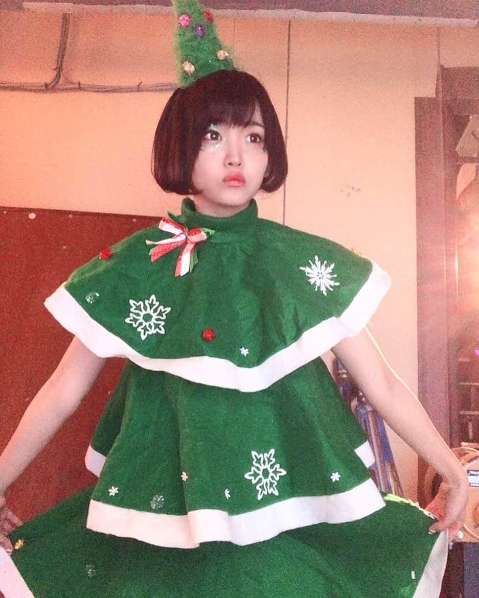 星流さりあのインスタグラム：「🎅MERRY CHRISTMAS🌲 ツリーいかがですか？  ……………★…………… 12/23(水)発売「Ray」に 星流さりあ掲載されております〜！  #クリスマス #ツリー #Ray #ショートカット #コスプレ」