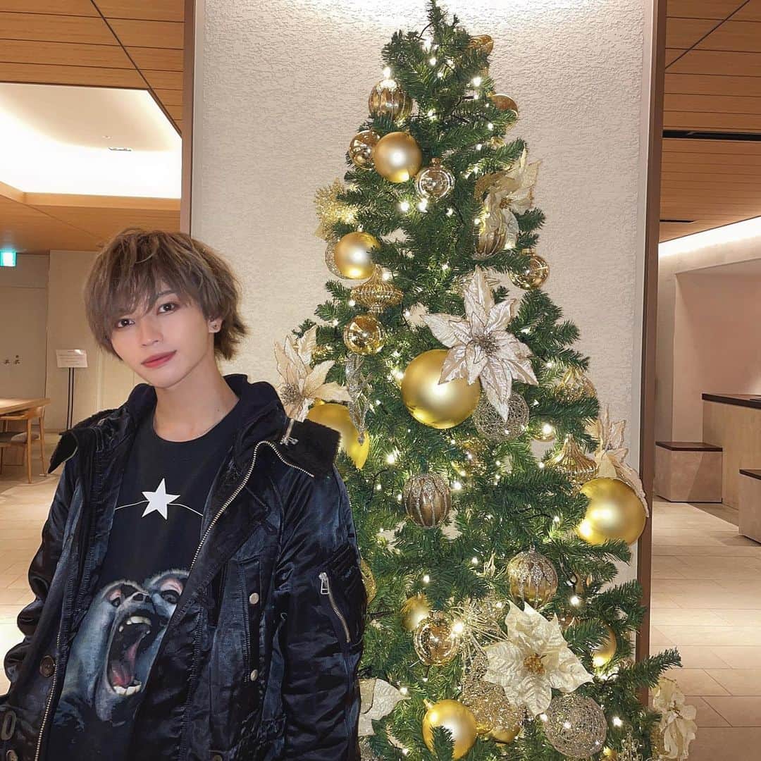 SAKUのインスタグラム：「【めりーくりすます2020】 ホテルのツリー🎄 ・ ・ ・ #クリスマス #メリークリスマス #クリスマス2020  #xmas #merrychristmas #12月25日  #givenchy #comedesgarcons #いいね  #大阪 #遠征 #ホテル」