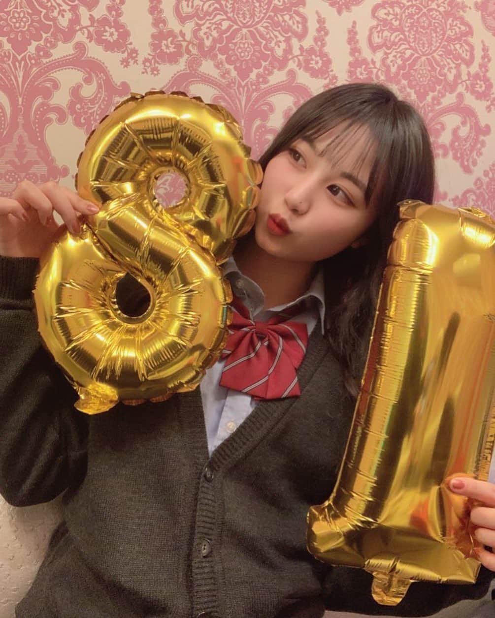 宮丸くるみのインスタグラム：「18歳！！！  ・ ・ ・  #リリバリ #lilyofthevalley #アイドル #idol #jk #18歳 #高校生 #ぱっつん前髪 #黒髪 #ロングヘア #巻き髪 #誕生日 #誕生日サプライズ #バースデイ」
