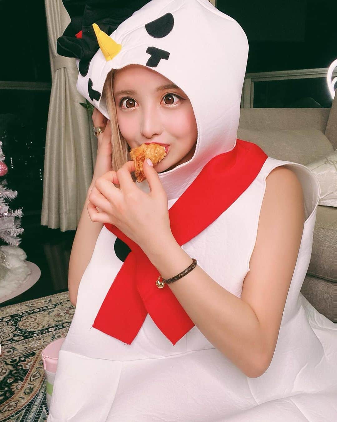 のインスタグラム：「クリスマス当日に 予定がない現実🥲🎄 1人ぼっちのクリスマス寂しいので 今日は早く寝ようと思います🎅✌️ ・ ・ ・ ・ ・ ・ #クリスマス#クリスマスツリー#クリスマスパーティー#女子会#クリスマスコフレ #クリスマスケーキ #ホワイトクリスマス#コスプレ#サンタコス#ギャル#キラキラ#雪だるま#クリスマスローズ#クリスマスストーリーズ#ダンサー#バーレスク東京#クリスマスグルメ#かわいい女の子#クリスマス準備#クリスマス会#クリパ#メリークリスマス#ケーキ#チキン#merryChristmas#christmasparty#christmastree#christmascake」