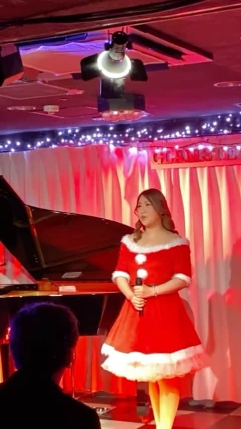 春野ゆりかのインスタグラム：「少し遅れちゃったけれど、クリスマスにぴったりな厳かな曲を❤️  今年は当たり前のことがたくさん当たり前でないって気付いた一年でしたね。 どんな苦しい時もきっと乗り越えられる。みんなで乗り越えていきましょう❣️  来年は、みんなと肩をくっつけて大声で笑い合えるようなそんな毎日を過ごせたらいいな❣️  皆さん良いお年をお迎えください💕」