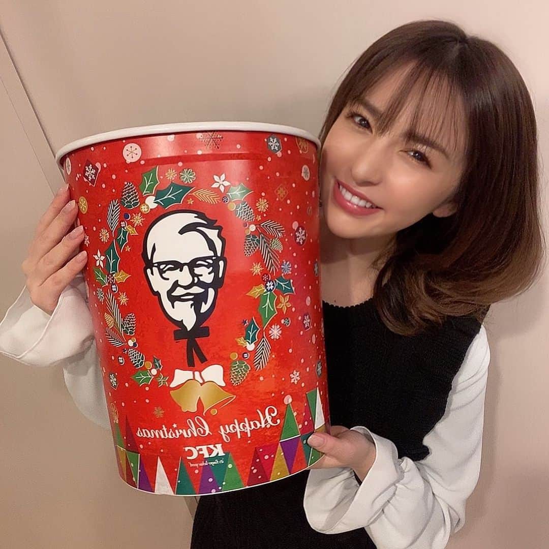 スミス楓のインスタグラム：「メリークリスマス🎅🏼🎄😘 毎年恒例おうちケンタッキー🍗❤️」