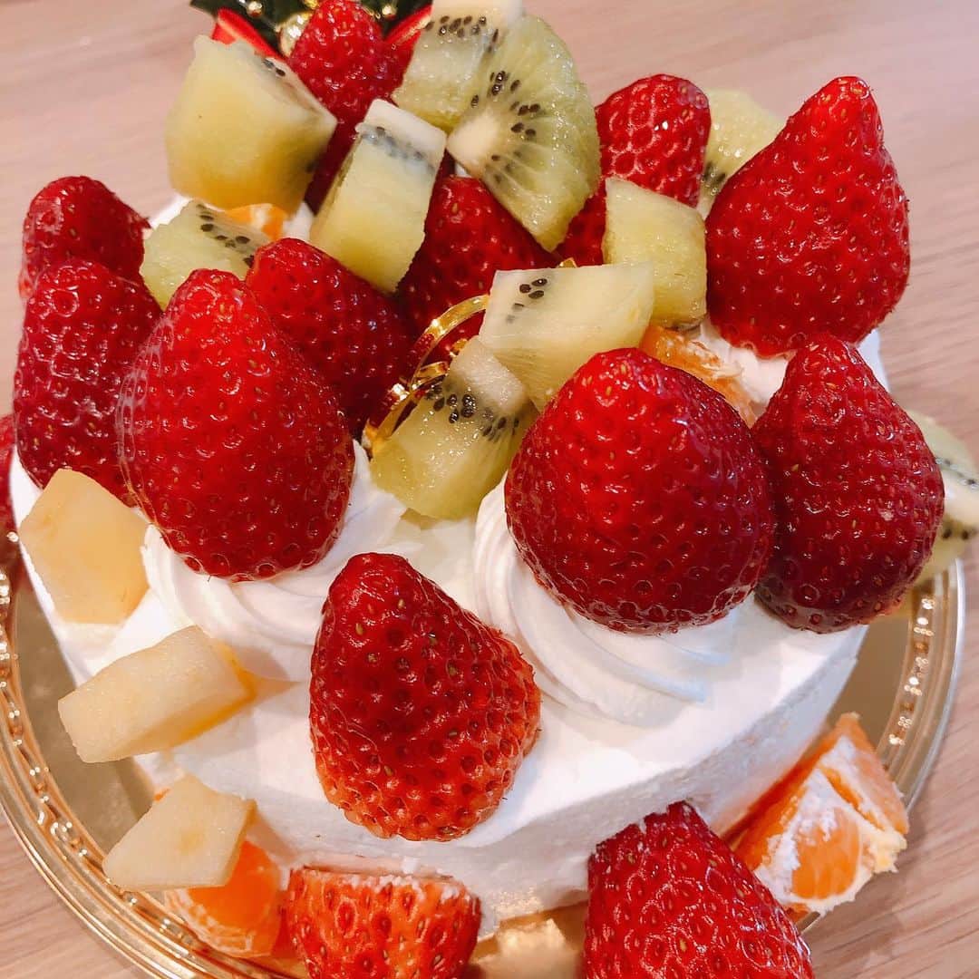 小泉エリのインスタグラム：「メリークリスマス🎄 今年のクリスマスは自分で飾り付けをするケーキを買って、娘が自由に飾り付けをしたので見たこともないサイドに果物が刺さってる斬新なケーキでお祝いをしました🍰 #メリクリ #こんなケーキもありやね #サンタさん」