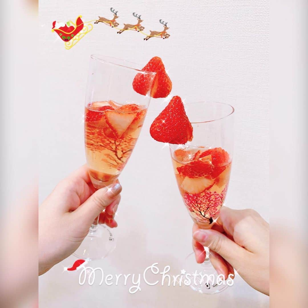 水上真理さんのインスタグラム写真 - (水上真理Instagram)「天使と お家でクリスマス🎄✨ . 私の好きなものばかり 準備してくれました❤️ . 可愛すぎる クリスマスデコレーションも🎄 . プレミアシャンパンまで🥂 . サプライズのつもりで プレゼントを渡したら 逆サプライズされちゃいました 🥰 . 彼女といると いつも思う . こんな風に 相手の喜ぶ顔だけを 思い浮かべて 一緒にいられることが 愛なんだなと☺️✨ . 出逢いから10年 . あの頃には想像できない今を 一緒に生きれて とても幸せです🥰 . #christmas  #happy  #smile #love  #お家デート  #出逢って10年」12月25日 23時43分 - mari_komorebi