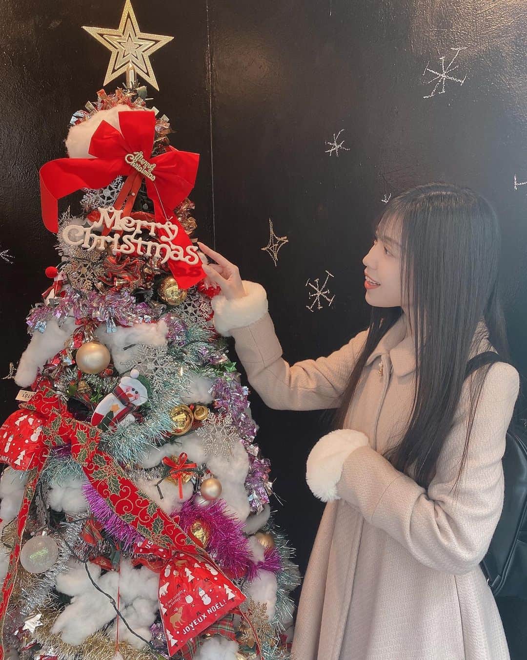 貞野遥香さんのインスタグラム写真 - (貞野遥香Instagram)「☆﻿ #メリークリスマス 🎅🏼🎄﻿ ﻿ ﻿ ﻿ ﻿ ﻿ クリスマスツリーもイルミネーションも…﻿ ﻿ この季節きらきらしてて好きだなぁ😌✨﻿ ﻿ ﻿ ﻿ みんなも好きですかー？？﻿ ﻿ 来年もずーっと一緒に過ごせたらいいなぁ。。🤍🤍﻿ ﻿ ﻿ ﻿」12月25日 23時44分 - _haruka_sadano06