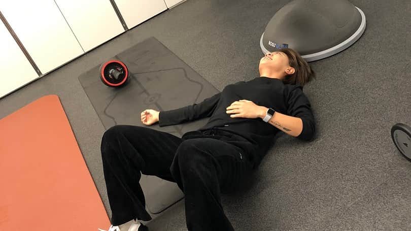 チェ・ナヨンさんのインスタグラム写真 - (チェ・ナヨンInstagram)「그동안 바디프로필 찍으려고 날짜 잡고 운동만 했어요 힘들고 포기하고 싶을때도 많았고 식단도 너무 힘들었지만  뭔가 목표를 갖고 지키기 위해서 열심히 해서 만들었어요!  살면서 이런 도전정신은 꼭 필요하다고 다시한번 느꼈고 내면과 외면이 건강해 지는걸 느꼈어요. 오히려 어려운일이 생겨도 이겨낼수있다는 자신감도 생겼죠!!  식단을 하며 많이 예민해졌지만 그래도 약 5주동안 근육은 늘리고 약 7kg을 뺐네요!  나의 버킷리스트 였던 바디프로필 완성본을 기대해주세요😍   I worked hard to achieve one of my goal.  Body photo shoot wasn’t easy especially what to eat during diet. I lost around 15lbs in 5 weeks.  But also I felt strong and healthy.  So that is very good thing!  Hopefully photos come sooner that I can share with you guys!   #버킷리스트#도전#바디프로필#이렇게운동했어요#그래서만든복근#큰근육말고#작은근육#유산소너무힘듬#다시못해요#살면서한번쯤은#멋진사진기대하기#홈트도해야해요#지인찬스헬스장#집헬스장짱좋음#방역은필수#이제먹자 @recoverycenter_ @bola_ifbbpro  감사합니다 샘들😍」12月25日 23時44分 - nychoi87