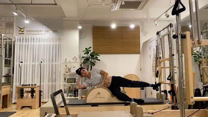 のインスタグラム：「그동안 바디프로필 찍으려고 날짜 잡고 운동만 했어요 힘들고 포기하고 싶을때도 많았고 식단도 너무 힘들었지만  뭔가 목표를 갖고 지키기 위해서 열심히 해서 만들었어요!  살면서 이런 도전정신은 꼭 필요하다고 다시한번 느꼈고 내면과 외면이 건강해 지는걸 느꼈어요. 오히려 어려운일이 생겨도 이겨낼수있다는 자신감도 생겼죠!!  식단을 하며 많이 예민해졌지만 그래도 약 5주동안 근육은 늘리고 약 7kg을 뺐네요!  나의 버킷리스트 였던 바디프로필 완성본을 기대해주세요😍   I worked hard to achieve one of my goal.  Body photo shoot wasn’t easy especially what to eat during diet. I lost around 15lbs in 5 weeks.  But also I felt strong and healthy.  So that is very good thing!  Hopefully photos come sooner that I can share with you guys!   #버킷리스트#도전#바디프로필#이렇게운동했어요#그래서만든복근#큰근육말고#작은근육#유산소너무힘듬#다시못해요#살면서한번쯤은#멋진사진기대하기#홈트도해야해요#지인찬스헬스장#집헬스장짱좋음#방역은필수#이제먹자 @recoverycenter_ @bola_ifbbpro  감사합니다 샘들😍」