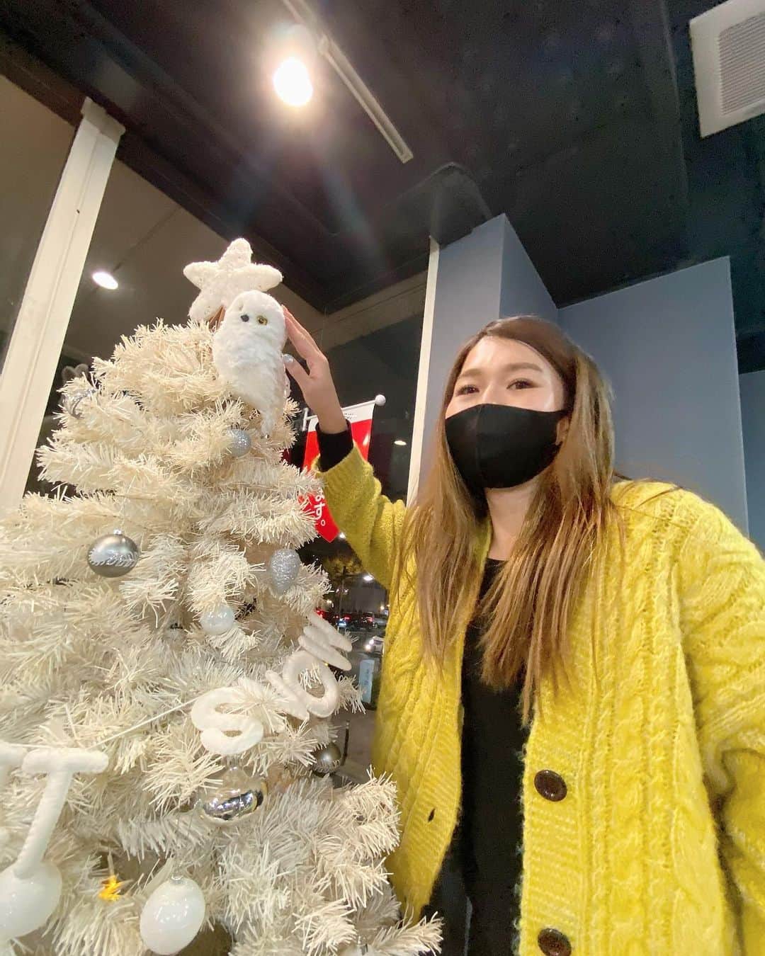 宮川紗麻亜さんのインスタグラム写真 - (宮川紗麻亜Instagram)「🌻 Merry Christmas🎁🎅✨ もうすぐクリスマスも終わるけど…笑 皆さんはどんなクリスマスをお過ごしになりましたか？？  私は1人なクリスマスです٩( ᐛ )و ここ数ヶ月毎日予定があったりでバタバタしてたのに、クリスマスだけは見事にガラ空きでした！笑　hahaha🤣  この写真は今日じゃなくて、この前ミンクスタイルに行った時の写真です🎄 ついに、ネイルに行く時もレギンスになりました！笑 #Xmas #MerryChristmas #クリスマスツリー #ミンクスタイル #minkstyle #nailsalon #ネイルサロン  #レギンススタイル #leggings #sporty 最後の写真のポーズが懐かしい時思った方はアラフォーですね😜笑」12月25日 23時55分 - sunflower__summer