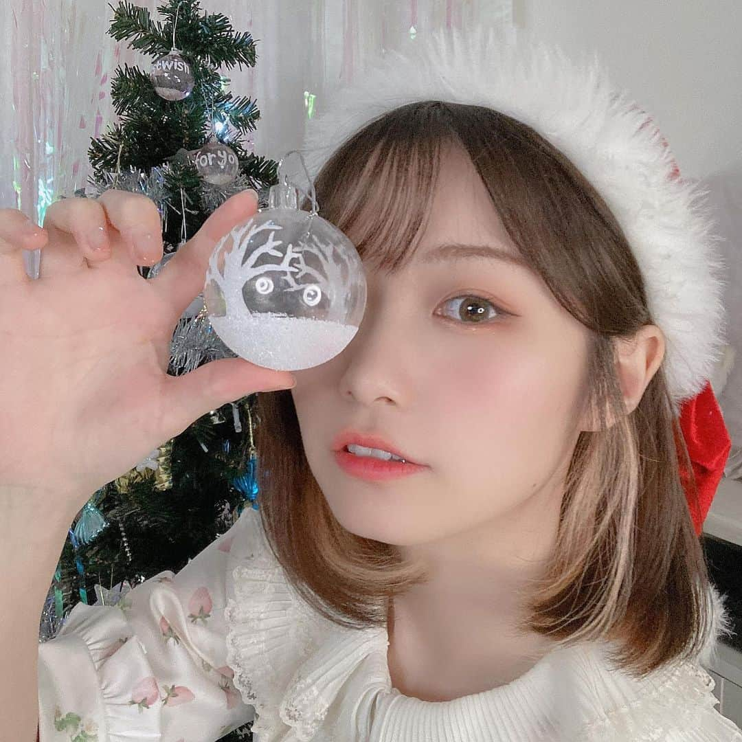 本田みくのインスタグラム：「🎄 ごちそう食べたりはしなかったけど、 ここ数年しなかった飾り付けとか サンタになったりとか楽しい クリスマスでした🧑‍🎄✨               #merrychristmas  #xmas  #イルミネーション #illumination  #christmas #christmastree  #インテリア #お家クリスマス  #cosplay #japanesegirl #foryou #rosemarieseoir」