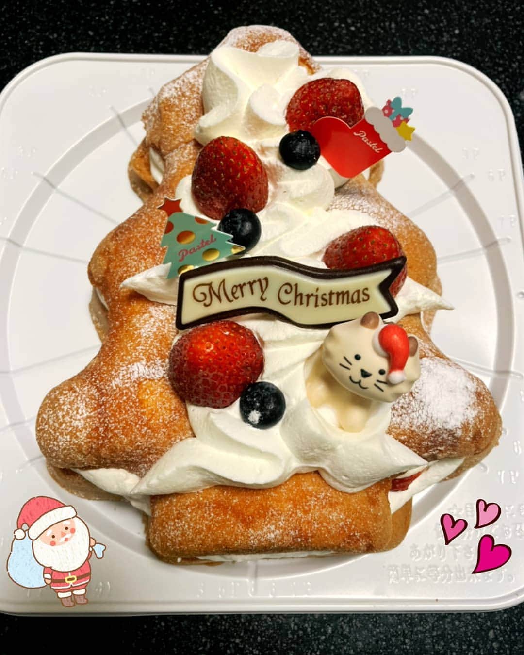小泉遥香のインスタグラム：「Merry X'mas.  明日は皆さんと最高のクリスマスを❤  よろしくお願いします✨  #Instaharum #クリスマス #メリクリ #メリークリスマス #ときクリ #pastel #sweets #instafood #クリスマスケーキ」