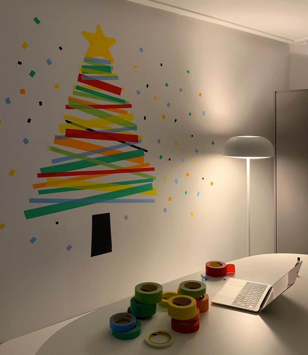 3M（スリーエム）さんのインスタグラム写真 - (3M（スリーエム）Instagram)「Thinking of how to make this holiday season extra festive? Bring holiday cheer onto your wall with a little help from @ScotchPaintersTape. 🎅🌟  📷: @ye.o.ee  #HolidaysWith3M #ScotchPaintersTape #MaskingTape #TapeArt #WallDecor #HappyHolidays」12月25日 23時47分 - 3m