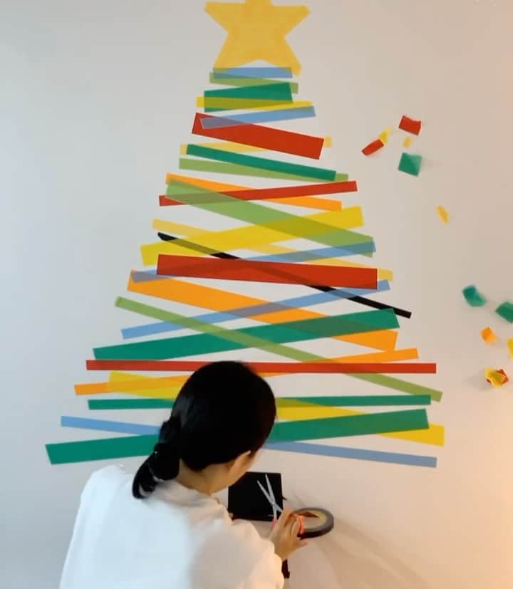 3M（スリーエム）のインスタグラム：「Thinking of how to make this holiday season extra festive? Bring holiday cheer onto your wall with a little help from @ScotchPaintersTape. 🎅🌟  📷: @ye.o.ee  #HolidaysWith3M #ScotchPaintersTape #MaskingTape #TapeArt #WallDecor #HappyHolidays」