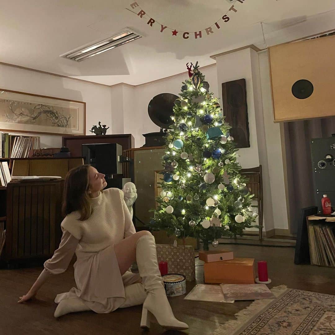 アンジェリーナ・ダニロヴァさんのインスタグラム写真 - (アンジェリーナ・ダニロヴァInstagram)「선물이다 ✨🎄 Merry Christmas」12月25日 23時48分 - angelinadanilova