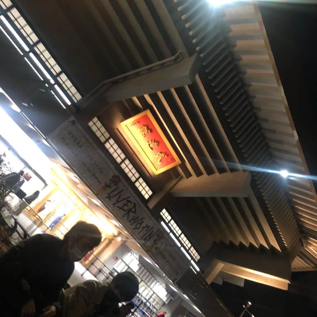 ゆうりたん（元 芹沢ゆうり）のインスタグラム：「夢は夢のままで終わらなかった。何の言い訳ももうしない。全てに向き合って一つずつ壁を扉に変えて時々扉を壊しながら前を見て歩いていけるように、芯が強く持てるように、病気とうまく付き合えるように今を楽しみます。明日は大掃除する！ゾ！」