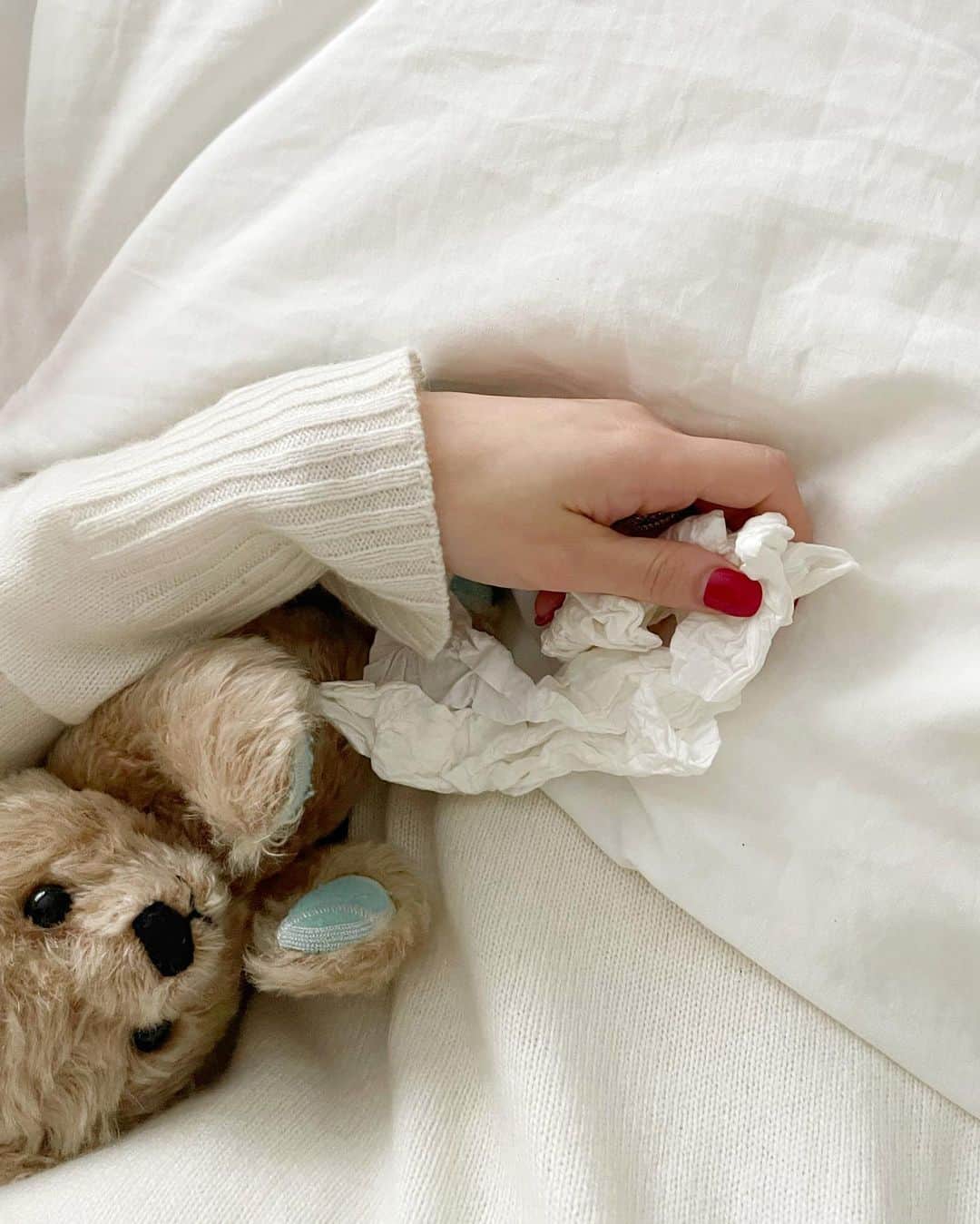 ペオニー・リムのインスタグラム：「To all the crumpled tissue holders, The silent tear drop runners,  The loud screaming wailers,  And the gentle shoulder sobers, The bath tub screamers, And the pillow shouting duvet seekers...  Today is hard for everyone for all different reasons and for many of the same. Everyone has sacrificed something today and is missing someone.  It’s hard. There’s no other way to put it. Well done for being brave. For getting on with it. For expressing your feelings and being open about the fact your finding it challenging.  We all are. I’m with you. We all have blessings and challenges this year. I send you my love, hope and prayers for a better year to come. Merry Christmas  x」