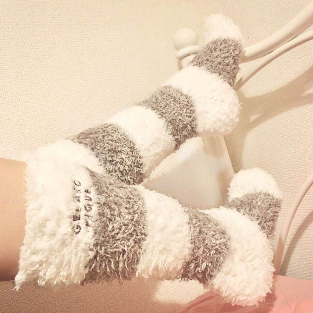 長見玲亜さんのインスタグラム写真 - (長見玲亜Instagram)「ふわふわで暖かいです🧦  #gelatopique #socks #christmas」12月25日 23時50分 - rea_nagami_official