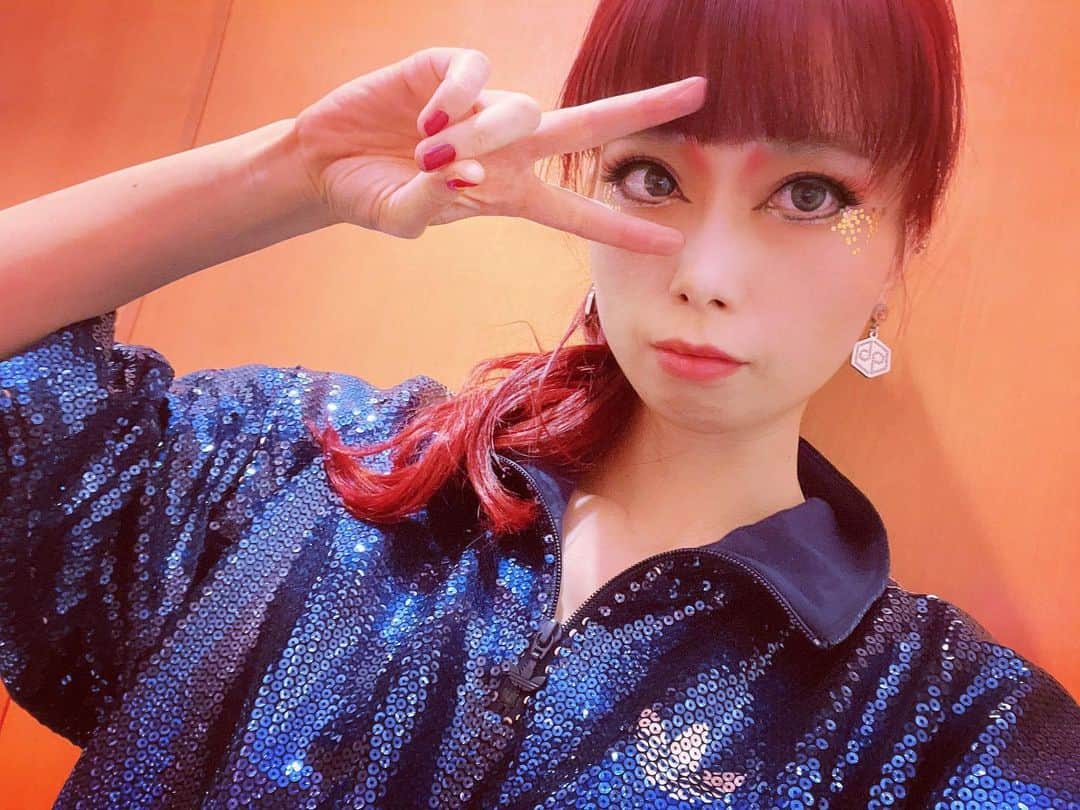 ながしまみのりのインスタグラム：「久しぶりのライブたのしかったです。﻿ 今年はあまりライブが出来なかったけれど、また来年たくさんお会いできますように。﻿ Merry Christmas🎄﻿ ﻿ P.S. 両足攣りました♡﻿ ・﻿ #女王蜂﻿ #キーボード﻿ #keyboard﻿ #korg #kronos  #nordstage2 #roland #jdxi #adidas」
