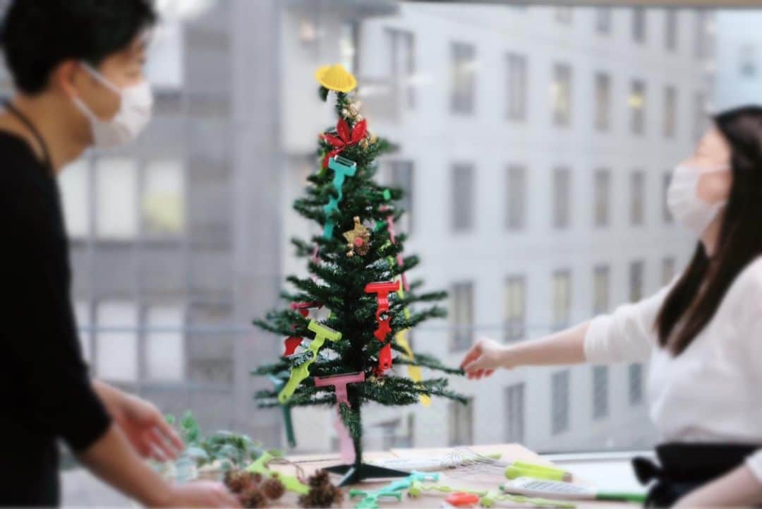 ののじ公式アカウントのインスタグラム：「みなさま、クリスマスいかがお過ごしでしょうか🎄✨ 今年はののじオフィスにクリスマスツリーを飾っていました☺️👏 なんと‥ピーラーが飾りです！笑 . . #ののじ #christmas #クリスマス #tree #クリスマスツリー #peeler #ピーラー」